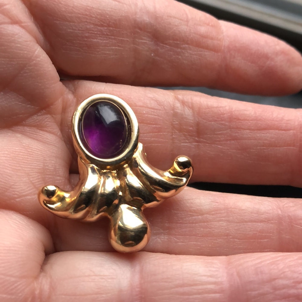 Pair of Italian 14kt hollow yellow gold and amethyst earrings…..no backs - Picture 2 of 11